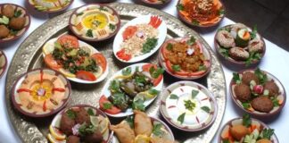 Irak, tarih boyunca medeniyetlerin beşiği olarak bilinir ve bu durum mutfağına da yansımıştır. Mezopotamya topraklarından gelen gelenekler, baharatlar ve tahıllar, Irak mutfağının temel taşlarını oluşturur. Yüzyıllar boyunca farklı kültürlerin bir araya gelmesi, yemeklerde zengin bir çeşitlilik ve derin bir lezzet profili ortaya çıkarmıştır. Et, tahıl, bakliyat ve baharatların dengeli kullanımı, Irak yemeklerinin karakteristik özelliklerindendir. Konulu bir haber görseli