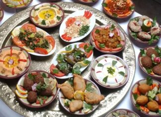 Irak, tarih boyunca medeniyetlerin beşiği olarak bilinir ve bu durum mutfağına da yansımıştır. Mezopotamya topraklarından gelen gelenekler, baharatlar ve tahıllar, Irak mutfağının temel taşlarını oluşturur. Yüzyıllar boyunca farklı kültürlerin bir araya gelmesi, yemeklerde zengin bir çeşitlilik ve derin bir lezzet profili ortaya çıkarmıştır. Et, tahıl, bakliyat ve baharatların dengeli kullanımı, Irak yemeklerinin karakteristik özelliklerindendir. Konulu bir haber görseli