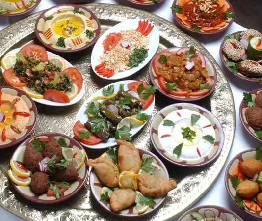 Irak Mutfağı Irak, tarih boyunca medeniyetlerin beşiği olarak bilinir ve bu durum mutfağına da yansımıştır. Mezopotamya topraklarından gelen gelenekler, baharatlar ve tahıllar, Irak mutfağının temel taşlarını oluşturur. Yüzyıllar boyunca farklı kültürlerin bir araya gelmesi, yemeklerde zengin bir çeşitlilik ve derin bir lezzet profili ortaya çıkarmıştır. Et, tahıl, bakliyat ve baharatların dengeli kullanımı, Irak yemeklerinin karakteristik özelliklerindendir. Konulu bir haber görseli