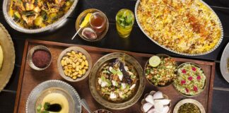 İran, tarih boyunca medeniyetlerin kavşak noktası olmuş bir coğrafyada yer alır ve bu durum mutfağına da yansımıştır. İran mutfağı, Pers, Arap, Türk ve hatta Akdeniz kültürlerinin birleşimiyle şekillenmiş, binlerce yıllık bir mirası taşır. Bu mutfak, baharatların ustaca kullanımı, et ve sebzelerin dengeli birleşimi ve aromatik tarifleri ile ön plana çıkar. Tarih boyunca farklı uygarlıklarla etkileşim, İran yemek kültürünü sadece lezzet açısından değil, aynı zamanda görsellik ve sunum açısından da zenginleştirmiştir. Konulu bir haber görseli.