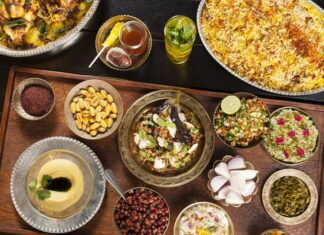 İran, tarih boyunca medeniyetlerin kavşak noktası olmuş bir coğrafyada yer alır ve bu durum mutfağına da yansımıştır. İran mutfağı, Pers, Arap, Türk ve hatta Akdeniz kültürlerinin birleşimiyle şekillenmiş, binlerce yıllık bir mirası taşır. Bu mutfak, baharatların ustaca kullanımı, et ve sebzelerin dengeli birleşimi ve aromatik tarifleri ile ön plana çıkar. Tarih boyunca farklı uygarlıklarla etkileşim, İran yemek kültürünü sadece lezzet açısından değil, aynı zamanda görsellik ve sunum açısından da zenginleştirmiştir. Konulu bir haber görseli.