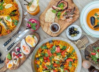 İspanyol mutfağı, Akdeniz ikliminin sunduğu bereketli tarım ürünleri ve tarih boyunca süregelen kültürel etkileşimlerle şekillenmiştir. Fenikelilerden Romalılara, Araplardan Yeni Dünya keşiflerine kadar uzanan süreç, mutfağın bugünkü zenginliğinin temelini oluşturur. Arap etkisi, özellikle baharatların, pirincin ve zeytinyağının mutfakta önemli bir yer edinmesini sağlamıştır. Konulu bir haber görseli.