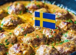 İsveç mutfağı, İskandinav coğrafyasının iklimi, doğası ve yaşam kültüründen derin izler taşır. Soğuk iklim koşulları, yemeklerin hem besleyici hem de uzun süre saklanabilir olmasını zorunlu kılmıştır. Bu nedenle kurutma, tuzlama ve tütsüleme gibi saklama yöntemleri, İsveç yemek kültürünün önemli bir parçası haline gelmiştir. Yemeklerde sade ve doğal malzemelerin ön planda olması, mutfağın karakteristik özelliklerinden biridir. Konulu bir haber görseli.