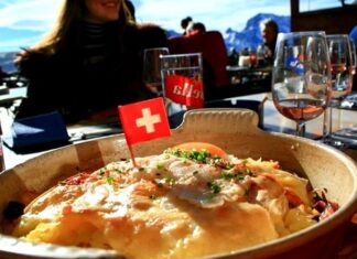 İsviçre mutfağı, Avrupa’nın merkezinde yer alan bu küçük ancak kültürel açıdan zengin ülkenin çok uluslu yapısını yansıtır. Almanya, Fransa ve İtalya gibi komşu ülkelerin mutfak geleneklerinden beslenen İsviçre yemekleri, hem yerel malzemelerle hem de yüzyıllar boyunca gelişen gastronomi anlayışıyla öne çıkar. Konulu bir haber görseli.