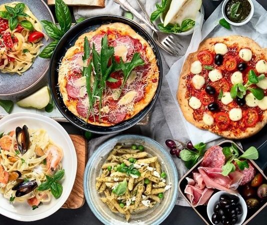 İtalyan mutfağı, sadece lezzetli yemeklerden ibaret değildir; aynı zamanda köklü bir kültürel mirası temsil eder. Antik Roma'dan günümüze kadar gelen tarifler, İtalya'nın her köşesinde farklı yorumlarla yaşatılmaktadır. Zeytinyağı, sarımsak, taze otlar ve bol domates gibi temel malzemeler, hem sade hem de doyurucu bir mutfak anlayışının temelini oluşturur. Konulu bir haber görseli.