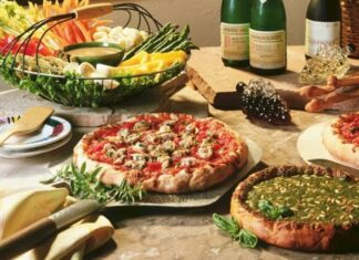 İtalyan mutfağı, yüzyıllar boyunca farklı kültürlerin etkisiyle zenginleşmiş ve dünya çapında tanınan bir gastronomi kültürü haline gelmiştir. Antik Roma’dan günümüze uzanan süreçte yemekler, hem beslenme hem de kültürel bir ifade biçimi olarak önem kazanmıştır. Doğal malzemeler kullanımı, İtalyan yemeklerinin hem lezzetli hem de sağlıklı olmasını sağlıyor. Konulu bir haber görseli.