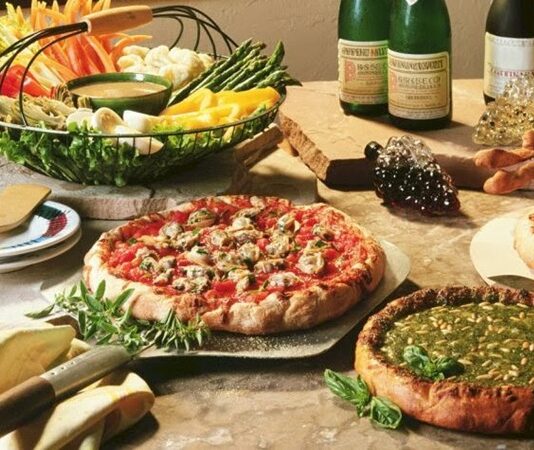 İtalyan mutfağı, yüzyıllar boyunca farklı kültürlerin etkisiyle zenginleşmiş ve dünya çapında tanınan bir gastronomi kültürü haline gelmiştir. Antik Roma’dan günümüze uzanan süreçte yemekler, hem beslenme hem de kültürel bir ifade biçimi olarak önem kazanmıştır. Doğal malzemeler kullanımı, İtalyan yemeklerinin hem lezzetli hem de sağlıklı olmasını sağlıyor. Konulu bir haber görseli.