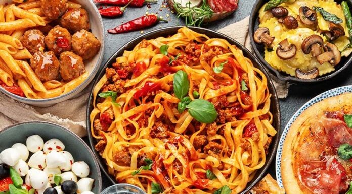 İtalyan mutfağı, dünya genelinde en çok bilinen ve sevilen mutfaklardan biri olarak öne çıkıyor. Taze malzemeler, zengin tatlar ve basit ama etkili pişirme teknikleri ile İtalya’nın her bölgesi kendine özgü bir lezzet sunuyor. İtalyan mutfağı, yalnızca yemek değil, aynı zamanda kültürel bir deneyim olarak kabul ediliyor ve sofralarda paylaşılan keyifli anlarla bütünleşiyor. Konulu bir haber görseli.