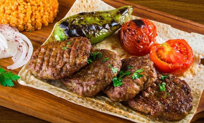 Izgara Sanatı ve Lezzetin Sofralardaki Yolculuğu Izgara, yemek pişirme teknikleri arasında en eski ve en etkili yöntemlerden biridir. İnsanlık tarihi boyunca ateş üzerinde yiyecek pişirme ihtiyacı, ızgara yönteminin gelişmesini sağlamıştır. Et, sebze ve balık gibi malzemelerin ızgarada pişirilmesi, hem lezzeti hem de besin değerini ön plana çıkarır. Konulu bir haber görseli.