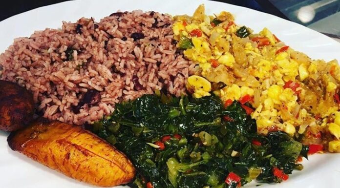 Jamaika Mutfağı Jamaika mutfağı, Karayipler’in en renkli ve en baharatlı gastronomi kültürlerinden birini sunar. Afrika, Avrupa, Hint ve Çin mutfaklarından izler taşıyan bu lezzet dünyası, özgün tatlarıyla dikkat çeker. Jamaika yemekleri, kullanılan aromatik baharatlar, taze deniz ürünleri ve tropikal meyvelerle adanın kültürel zenginliğini yansıtır. Ülkenin mutfağı, yalnızca damaklara değil, aynı zamanda gözlere hitap eden görsel bir şölen sunar. Konulu bir haber görseli.