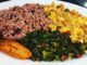 Jamaika Mutfağı Jamaika mutfağı, Karayipler’in en renkli ve en baharatlı gastronomi kültürlerinden birini sunar. Afrika, Avrupa, Hint ve Çin mutfaklarından izler taşıyan bu lezzet dünyası, özgün tatlarıyla dikkat çeker. Jamaika yemekleri, kullanılan aromatik baharatlar, taze deniz ürünleri ve tropikal meyvelerle adanın kültürel zenginliğini yansıtır. Ülkenin mutfağı, yalnızca damaklara değil, aynı zamanda gözlere hitap eden görsel bir şölen sunar. Konulu bir haber görseli.