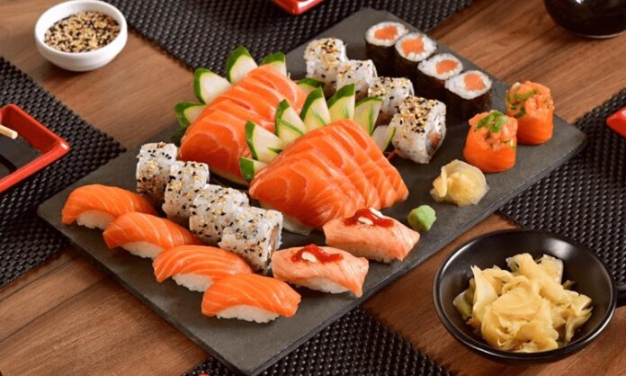 Japon Mutfağı Japon mutfağı, binlerce yıllık tarihi ile Asya mutfak kültürlerinin en zengin örneklerinden birini oluşturuyor. Antik dönemlerden günümüze uzanan süreçte, Japon yemekleri hem beslenme hem de estetik değerler açısından büyük önem taşıyor. Doğal malzemeler kullanımı, yemeklerin taze, sağlıklı ve lezzetli olmasını sağlıyor.