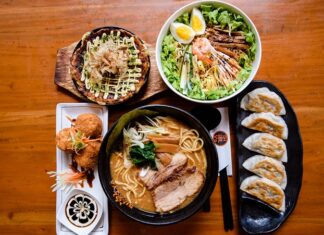 Japon mutfağı, zarif sunumları, taze malzemeleri ve dengeli tat anlayışı ile dünya genelinde büyük bir üne sahiptir. Sadece yemek pişirme değil, aynı zamanda bir kültür ve yaşam felsefesi olarak kabul edilen Japon mutfağı, sağlıklı beslenmeyi ve görsel estetiği bir araya getirir. Geleneksel tarifler ve modern yorumlar, Japon sofralarını hem göze hem damağa hitap eden bir deneyim haline getirir. Konulu bir haber görseli.