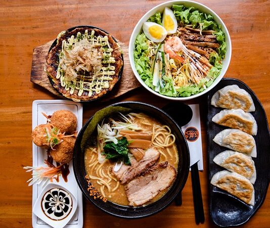 Japon mutfağı, zarif sunumları, taze malzemeleri ve dengeli tat anlayışı ile dünya genelinde büyük bir üne sahiptir. Sadece yemek pişirme değil, aynı zamanda bir kültür ve yaşam felsefesi olarak kabul edilen Japon mutfağı, sağlıklı beslenmeyi ve görsel estetiği bir araya getirir. Geleneksel tarifler ve modern yorumlar, Japon sofralarını hem göze hem damağa hitap eden bir deneyim haline getirir. Konulu bir haber görseli.