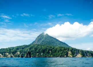 Java Mutfağı, Endonezya’nın en kalabalık adalarından biri olan Java Adası’nda doğmuş ve yüzyıllar boyunca farklı kültürlerin etkisiyle şekillenmiş zengin bir gastronomi kültürüdür. Tarih boyunca bu ada, ticaret yolları üzerinde yer alması sebebiyle Çin, Arap, Hint ve hatta Avrupa mutfaklarından çeşitli unsurlar almıştır. Bu çeşitlilik, Java Mutfağı’nı hem özgün hem de kozmopolit bir mutfak haline getirmiştir. Özellikle baharatların geniş ölçüde kullanılması, yemeklerin derin ve katmanlı tatlara sahip olmasını sağlamıştır. Konulu bir haber görseli.