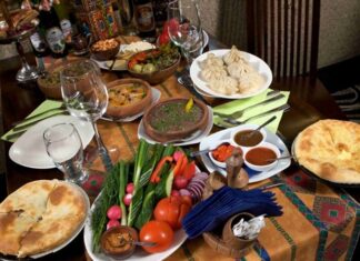 Kabardey mutfağı, Kuzey Kafkasya’nın önemli gastronomi geleneklerinden biridir ve Kabardey-Balkar Cumhuriyeti’nde şekillenmiştir. Bölgenin dağlık coğrafyası ve sert iklim koşulları, mutfağın temel karakterini belirlemiştir. Kabardey yemekleri, hem besleyici hem de dayanıklılık sağlayan özellikleriyle öne çıkar. Bu mutfak, Kabardey kültürünü ve tarihini sofralara taşır, toplumsal bağları güçlendiren bir rol üstlenir. Konulu bir haber görseli.