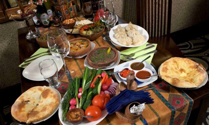 Kabardey Mutfağı Kabardey mutfağı, Kuzey Kafkasya’nın önemli gastronomi geleneklerinden biridir ve Kabardey-Balkar Cumhuriyeti’nde şekillenmiştir. Bölgenin dağlık coğrafyası ve sert iklim koşulları, mutfağın temel karakterini belirlemiştir. Kabardey yemekleri, hem besleyici hem de dayanıklılık sağlayan özellikleriyle öne çıkar. Bu mutfak, Kabardey kültürünü ve tarihini sofralara taşır, toplumsal bağları güçlendiren bir rol üstlenir. Konulu bir haber görseli.