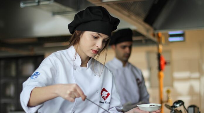 Kadın Şefler Mutfağın Güçlü Yüzleriyle Buluşuyor Gastronomi dünyasında kadın şefler, hem yaratıcılıkları hem de liderlikleri ile dikkat çekiyor. Röportajlarda kadın şefler, mutfaktaki deneyimlerini, ilham kaynaklarını ve kendi tarzlarını nasıl geliştirdiklerini anlatıyor. Bu süreçte yaratıcılık ve özgünlük, kadın şeflerin öne çıkan özellikleri arasında yer alıyor. Konulu bir haber görseli.
