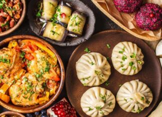 Kafkasya mutfağı, coğrafi konumu ve kültürel çeşitliliği sayesinde oldukça zengin ve renkli bir yapıya sahiptir. Bölge tarih boyunca Perslerden Osmanlılara, Ruslardan Araplara kadar birçok uygarlığın etkisi altında kalmıştır. Bu etkileşimler yemek kültürünü de şekillendirmiş, bugün ortaya çıkan çeşitlilik adeta bir mozaik haline gelmiştir. Dağlık coğrafya sebebiyle hem tarım ürünleri hem de hayvansal gıdalar mutfakta önemli bir yer edinmiştir. Konulu bir haber görseli