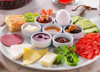 Kahvaltı, günün en önemli öğünü olarak kabul edilir ve insanlık tarihi boyunca farklı kültürlerde çeşitli şekillerde hazırlanmıştır. İlk çağlarda insanlar, günün ilk öğününü enerji sağlayacak temel yiyeceklerle almaktaydı. Zamanla kahvaltı kültürü gelişmiş ve farklı toplumların mutfaklarına özgü tarifler ortaya çıkmıştır. Konulu bir haber görseli.