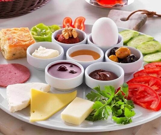 Kahvaltı, günün en önemli öğünü olarak kabul edilir ve insanlık tarihi boyunca farklı kültürlerde çeşitli şekillerde hazırlanmıştır. İlk çağlarda insanlar, günün ilk öğününü enerji sağlayacak temel yiyeceklerle almaktaydı. Zamanla kahvaltı kültürü gelişmiş ve farklı toplumların mutfaklarına özgü tarifler ortaya çıkmıştır. Konulu bir haber görseli.