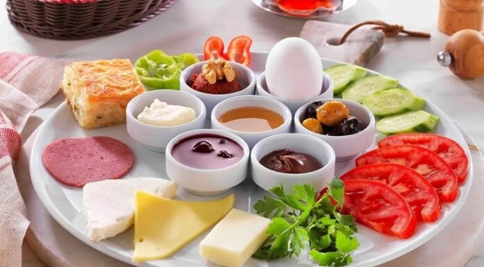 Kahvaltı, günün en önemli öğünü olarak kabul edilir ve insanlık tarihi boyunca farklı kültürlerde çeşitli şekillerde hazırlanmıştır. İlk çağlarda insanlar, günün ilk öğününü enerji sağlayacak temel yiyeceklerle almaktaydı. Zamanla kahvaltı kültürü gelişmiş ve farklı toplumların mutfaklarına özgü tarifler ortaya çıkmıştır. Konulu bir haber görseli.