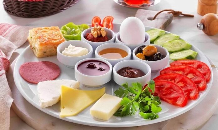 Kahvaltı, günün en önemli öğünü olarak kabul edilir ve insanlık tarihi boyunca farklı kültürlerde çeşitli şekillerde hazırlanmıştır. İlk çağlarda insanlar, günün ilk öğününü enerji sağlayacak temel yiyeceklerle almaktaydı. Zamanla kahvaltı kültürü gelişmiş ve farklı toplumların mutfaklarına özgü tarifler ortaya çıkmıştır. Konulu bir haber görseli.