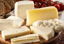 Kahvaltılar, günün en önemli öğünü olarak bilinir ve sofraların baş tacı olan peynir çeşitleriyle lezzet kazanır. Peynir, hem protein hem de kalsiyum açısından zengin bir besin kaynağıdır. Türkiye’de kahvaltı kültürünün vazgeçilmez bir parçası olan peynir, farklı yörelere göre çeşitlilik gösterir ve sofralara farklı tatlar katar. Her peynir türünün kendine özgü aroması ve dokusu, kahvaltı keyfini artırır. Konulu bir haber görseli.