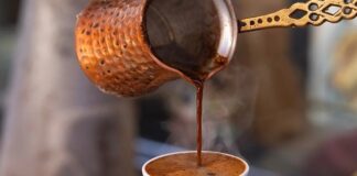 Kahve, sadece bir içecek olmanın ötesinde, kültürel bir simge ve sosyal yaşamın ayrılmaz bir parçası hâline gelmiştir. Farklı coğrafyalarda yetiştirilen kahve çekirdekleri, değişik kavurma ve demleme yöntemleriyle kendine özgü tatlar sunar. Kahve kültürü, hem günlük hayatın ritmini belirler hem de insanları bir araya getiren bir iletişim aracıdır. Özellikle kafeler ve kahve evleri, sohbetlerin ve buluşmaların merkezi hâline gelmiştir. Konulu bir haber görseli.