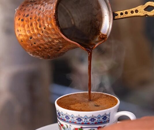 Kahve Kültürüyle Dünyanın Tadını Keşfedin Kahve, sadece bir içecek olmanın ötesinde, kültürel bir simge ve sosyal yaşamın ayrılmaz bir parçası hâline gelmiştir. Farklı coğrafyalarda yetiştirilen kahve çekirdekleri, değişik kavurma ve demleme yöntemleriyle kendine özgü tatlar sunar. Kahve kültürü, hem günlük hayatın ritmini belirler hem de insanları bir araya getiren bir iletişim aracıdır. Özellikle kafeler ve kahve evleri, sohbetlerin ve buluşmaların merkezi hâline gelmiştir. Konulu bir haber görseli.