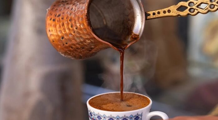 Kahve, sadece bir içecek olmanın ötesinde, kültürel bir simge ve sosyal yaşamın ayrılmaz bir parçası hâline gelmiştir. Farklı coğrafyalarda yetiştirilen kahve çekirdekleri, değişik kavurma ve demleme yöntemleriyle kendine özgü tatlar sunar. Kahve kültürü, hem günlük hayatın ritmini belirler hem de insanları bir araya getiren bir iletişim aracıdır. Özellikle kafeler ve kahve evleri, sohbetlerin ve buluşmaların merkezi hâline gelmiştir. Konulu bir haber görseli.