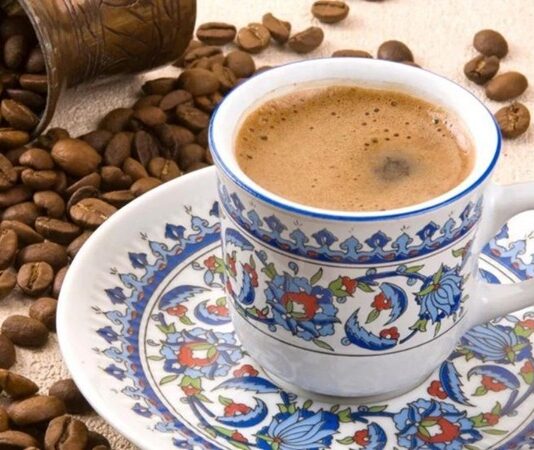 Gelenekselden moderne, sade olandan aromalı çeşitlerine kadar kahve, günlük yaşamın ayrılmaz bir parçası haline gelmiştir. Ancak kahvenin keyfi, çoğu zaman onu tamamlayan atıştırmalıklarla daha da derinleşir. Bu küçük lezzetler, sadece damak zevkini tamamlamakla kalmaz, kahve deneyimini çok daha zengin ve keyifli hale getirir. Konulu bir haber görseli.