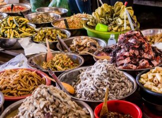 Kamboçya, Güneydoğu Asya’da Mekong Nehri ve Tonle Sap Gölü’nün kesişim noktasında yer alır. Bu stratejik konum, Kamboçya mutfağının hem Çin hem de Tayland mutfaklarından etkilenmesine olanak tanımıştır. Pirinç ve balık, mutfağın temel öğelerini oluştururken, taze otlar ve baharatlar yemeklere karakter kazandırır. Kamboçya mutfağı, hem geleneksel hem de modern öğeleri harmanlayarak zengin bir lezzet deneyimi sunar. Konulu bir haber görseli.