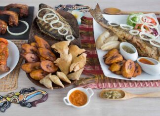 Kamerun, Afrika’nın en zengin mutfak kültürlerinden birine sahiptir. Ülkenin coğrafi yapısı, tropikal iklimi ve çok sayıda etnik grubun bir arada yaşaması, Kamerun mutfağı için son derece geniş bir çeşitlilik sunar. Farklı bölgelerde yaşayan toplulukların yemek alışkanlıkları birbirinden farklıdır. Bu farklılıklar, ülkenin kuzeyinden güneyine, batısından doğusuna kadar sofralara yansıyan çok renkli bir gastronomi tablosu ortaya çıkarır. Baharatların bolca kullanılması, taze sebze ve kök bitkilerin yemeklerde sıkça yer alması Kamerun sofralarının karakteristik özelliklerinden biridir. Konulu bir haber görseli.