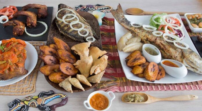 Kamerun, Afrika’nın en zengin mutfak kültürlerinden birine sahiptir. Ülkenin coğrafi yapısı, tropikal iklimi ve çok sayıda etnik grubun bir arada yaşaması, Kamerun mutfağı için son derece geniş bir çeşitlilik sunar. Farklı bölgelerde yaşayan toplulukların yemek alışkanlıkları birbirinden farklıdır. Bu farklılıklar, ülkenin kuzeyinden güneyine, batısından doğusuna kadar sofralara yansıyan çok renkli bir gastronomi tablosu ortaya çıkarır. Baharatların bolca kullanılması, taze sebze ve kök bitkilerin yemeklerde sıkça yer alması Kamerun sofralarının karakteristik özelliklerinden biridir. Konulu bir haber görseli.