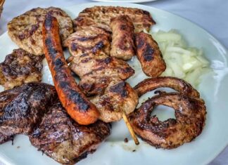 Karadağ mutfağı, Balkan ve Akdeniz kültürlerinin bir sentezi olarak dikkat çeker. Tarih boyunca Osmanlı ve Avusturya-Macaristan etkileri mutfak kültüründe iz bırakmıştır. Karadağ yemekleri, hem kıyı bölgelerinde deniz ürünleri hem de iç kesimlerde et ve süt ürünleri ile öne çıkar. Bu çeşitlilik, Karadağ mutfağını zengin ve dengeli bir gastronomi deneyimi haline getirir. Konulu bir haber görseli.