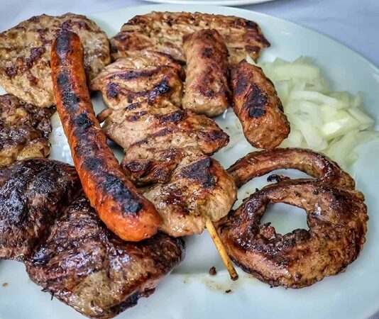 Karadağ mutfağı, Balkan ve Akdeniz kültürlerinin bir sentezi olarak dikkat çeker. Tarih boyunca Osmanlı ve Avusturya-Macaristan etkileri mutfak kültüründe iz bırakmıştır. Karadağ yemekleri, hem kıyı bölgelerinde deniz ürünleri hem de iç kesimlerde et ve süt ürünleri ile öne çıkar. Bu çeşitlilik, Karadağ mutfağını zengin ve dengeli bir gastronomi deneyimi haline getirir. Konulu bir haber görseli.