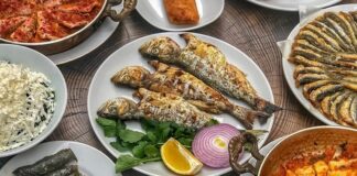 Karadeniz mutfağı, Türkiye’nin en karakteristik ve en özgün mutfaklarından biridir. Dağlarla çevrili coğrafyası, bol yağışlı iklimi ve hırçın denizi, bu mutfağın malzeme çeşitliliğini belirleyen temel unsurlardandır. Karadeniz insanı doğayla iç içe yaşar ve mutfağı da doğanın sunduklarına göre şekillenir. Bu yüzden Karadeniz yemekleri, hem doğaya hem de yöre kültürüne saygının bir yansımasıdır. Konulu bir haber görseli.