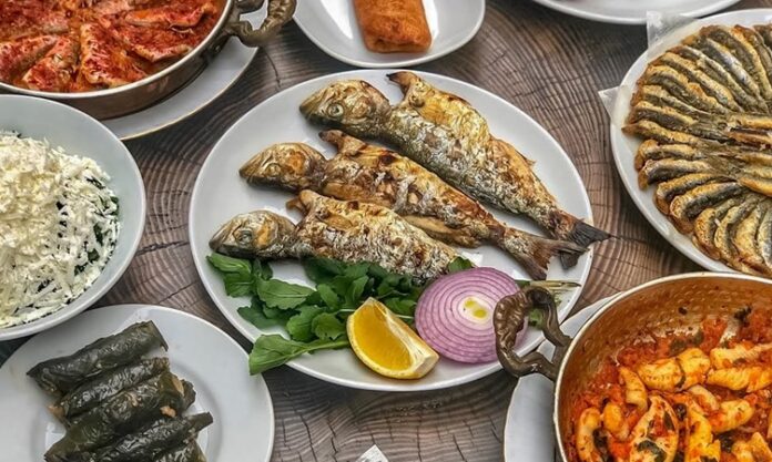 Karadeniz Mutfağı Denizden Dağa Uzanan Sofraların Kalbi Karadeniz mutfağı, Türkiye’nin en karakteristik ve en özgün mutfaklarından biridir. Dağlarla çevrili coğrafyası, bol yağışlı iklimi ve hırçın denizi, bu mutfağın malzeme çeşitliliğini belirleyen temel unsurlardandır. Karadeniz insanı doğayla iç içe yaşar ve mutfağı da doğanın sunduklarına göre şekillenir. Bu yüzden Karadeniz yemekleri, hem doğaya hem de yöre kültürüne saygının bir yansımasıdır. Konulu bir haber görseli.