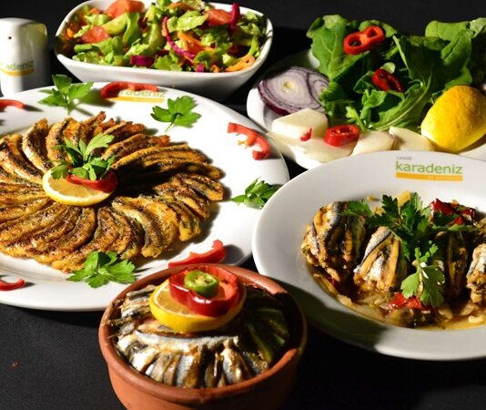 Karadeniz Mutfağının Bereketli Sofraları ve Doğal Lezzetleri Karadeniz mutfağı, Türkiye’nin en zengin ve kendine özgü mutfak kültürlerinden biridir. Yeşilin her tonunu barındıran doğası, bol yağışlı iklimi ve bereketli toprakları, bölge halkına çok çeşitli tarım ürünleri sunar. Bu ürünler, hem yöresel yemeklerin temelini oluşturur hem de bölgenin gastronomik kimliğini şekillendirir. Konulu bir haber görseli.