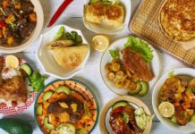 Karayip mutfağı, farklı kültürlerin buluşmasıyla ortaya çıkan eşsiz bir gastronomi dünyasıdır. Bölgenin tarihsel geçmişi, bu mutfağın şekillenmesinde büyük rol oynamıştır. Afrika’dan gelen köleler, Avrupa’dan gelen sömürgeciler, Asya’dan göç eden topluluklar ve yerli halkın yemek alışkanlıkları birleşerek bu mutfağın temelini oluşturmuştur. Her kültür kendi baharatını, pişirme yöntemini ve malzemesini beraberinde getirmiştir. Bu yüzden Karayip yemeklerinde hem tropikal hem de egzotik lezzetleri aynı anda tatmak mümkündür. Konulu bir haber görseli.