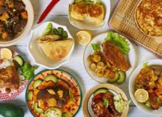 Karayip mutfağı, farklı kültürlerin buluşmasıyla ortaya çıkan eşsiz bir gastronomi dünyasıdır. Bölgenin tarihsel geçmişi, bu mutfağın şekillenmesinde büyük rol oynamıştır. Afrika’dan gelen köleler, Avrupa’dan gelen sömürgeciler, Asya’dan göç eden topluluklar ve yerli halkın yemek alışkanlıkları birleşerek bu mutfağın temelini oluşturmuştur. Her kültür kendi baharatını, pişirme yöntemini ve malzemesini beraberinde getirmiştir. Bu yüzden Karayip yemeklerinde hem tropikal hem de egzotik lezzetleri aynı anda tatmak mümkündür. Konulu bir haber görseli.