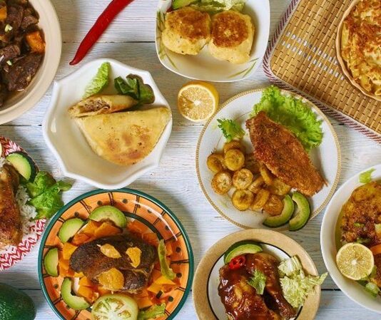 Karayip Mutfağı Karayip mutfağı, farklı kültürlerin buluşmasıyla ortaya çıkan eşsiz bir gastronomi dünyasıdır. Bölgenin tarihsel geçmişi, bu mutfağın şekillenmesinde büyük rol oynamıştır. Afrika’dan gelen köleler, Avrupa’dan gelen sömürgeciler, Asya’dan göç eden topluluklar ve yerli halkın yemek alışkanlıkları birleşerek bu mutfağın temelini oluşturmuştur. Her kültür kendi baharatını, pişirme yöntemini ve malzemesini beraberinde getirmiştir. Bu yüzden Karayip yemeklerinde hem tropikal hem de egzotik lezzetleri aynı anda tatmak mümkündür. Konulu bir haber görseli.