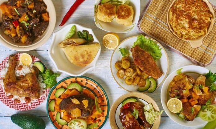 Karayip mutfağı, farklı kültürlerin buluşmasıyla ortaya çıkan eşsiz bir gastronomi dünyasıdır. Bölgenin tarihsel geçmişi, bu mutfağın şekillenmesinde büyük rol oynamıştır. Afrika’dan gelen köleler, Avrupa’dan gelen sömürgeciler, Asya’dan göç eden topluluklar ve yerli halkın yemek alışkanlıkları birleşerek bu mutfağın temelini oluşturmuştur. Her kültür kendi baharatını, pişirme yöntemini ve malzemesini beraberinde getirmiştir. Bu yüzden Karayip yemeklerinde hem tropikal hem de egzotik lezzetleri aynı anda tatmak mümkündür. Konulu bir haber görseli.