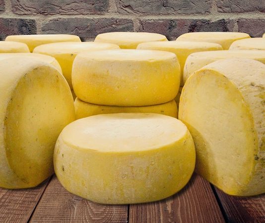 Kaşar peyniri, kahvaltı kültürünün temel taşlarından biri olarak bilinir. Taze ekmekle veya sıcak hamur işleriyle servis edilen kaşarlı kahvaltı, sabah sofralarına hem doyuruculuk hem de lezzet katar.