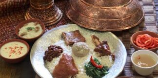 Kashmiri Mutfağı Kashmiri Mutfağı, Hindistan’ın kuzeyindeki Kashmir bölgesine özgü geleneksel yemek kültürünü yansıtır. Tarihi boyunca çeşitli imparatorluklar ve kültürlerin etkisi altında kalan bölge, mutfağına da zengin bir çeşitlilik kazandırmıştır. Hem et hem de sebze ağırlıklı yemekler, yöresel baharatlarla harmanlanarak karakteristik tatları oluşturur. Konulu bir haber görseli.