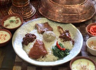 Kashmiri Mutfağı, Hindistan’ın kuzeyindeki Kashmir bölgesine özgü geleneksel yemek kültürünü yansıtır. Tarihi boyunca çeşitli imparatorluklar ve kültürlerin etkisi altında kalan bölge, mutfağına da zengin bir çeşitlilik kazandırmıştır. Hem et hem de sebze ağırlıklı yemekler, yöresel baharatlarla harmanlanarak karakteristik tatları oluşturur. Konulu bir haber görseli.