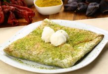 Katmer, özellikle bayram ve özel günlerde sofraları süsler. Farklı iç harçlarla hazırlanan katmer, hem tatlı hem de tuzlu versiyonlarıyla her damak zevkine hitap eder.