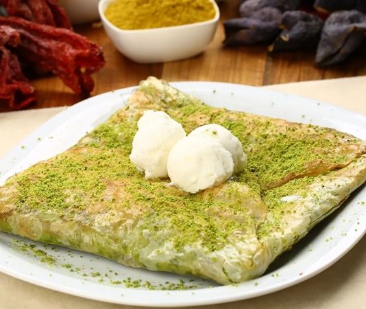 Katmer, özellikle bayram ve özel günlerde sofraları süsler. Farklı iç harçlarla hazırlanan katmer, hem tatlı hem de tuzlu versiyonlarıyla her damak zevkine hitap eder.