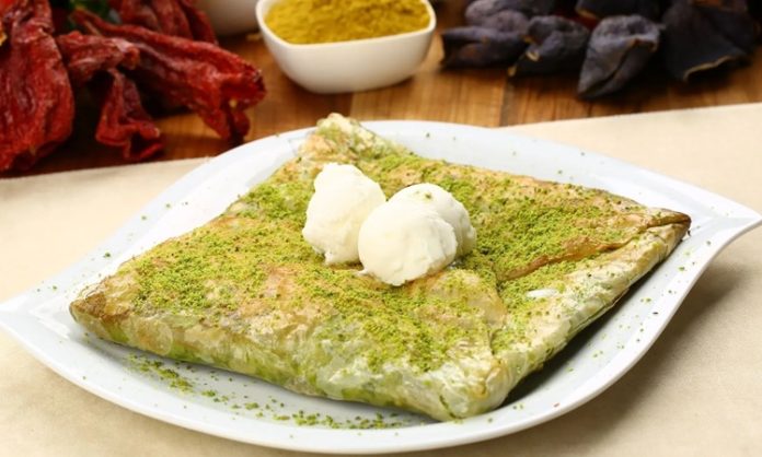 Katmer Katmer, özellikle bayram ve özel günlerde sofraları süsler. Farklı iç harçlarla hazırlanan katmer, hem tatlı hem de tuzlu versiyonlarıyla her damak zevkine hitap eder.